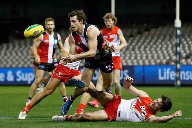 Jack Steele of the Saints handballs during the round 21 AFL match between St Kilda Saints and Sydney Swans at Marvel Stadium on August 07, 2021 in...