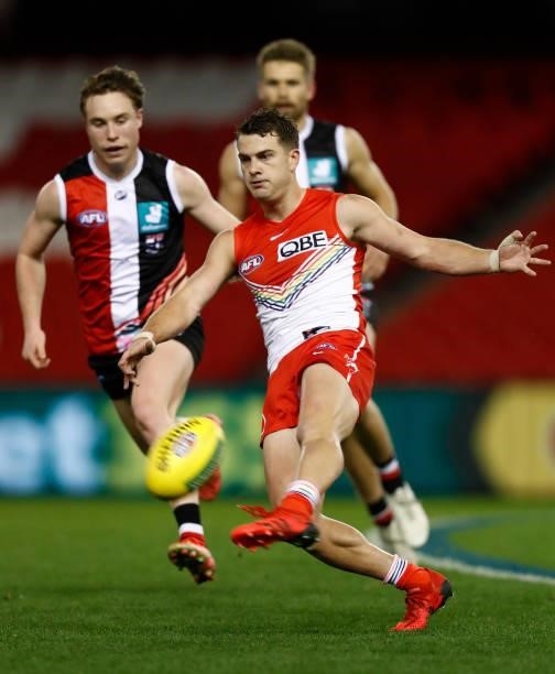 Tom Papley of the Swans kicks the ball during the round 21 AFL match between St Kilda Saints and Sydney Swans at Marvel Stadium on August 07, 2021 in...