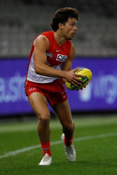 Oliver Florent of the Swans runs with the ball during the round 21 AFL match between St Kilda Saints and Sydney Swans at Marvel Stadium on August 07,...