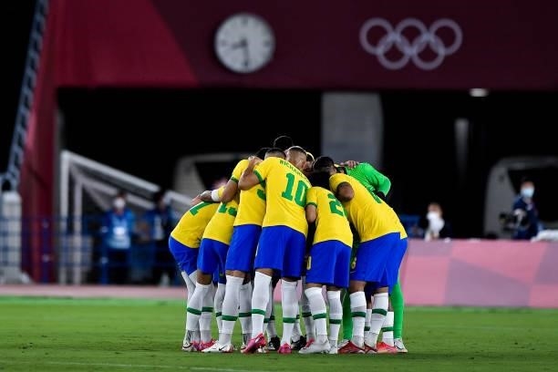 Richarlison of Brazil forms a huddle with his team mates during the Tokyo 2020 Olympic Mens Football Tournament Gold Medal Match between Brazil and...