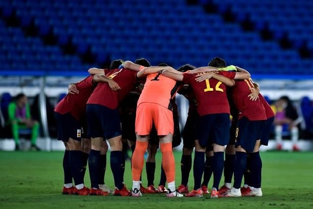 Pau Torres of Spain, Unai Simon of Spain and Eric Garcia of Spain form a huddle with their team mates during the Tokyo 2020 Olympic Mens Football...