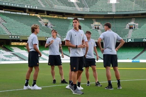 Roma players before the Unbeatables Cup at Estadio Benito Villamarin on August 07, 2021 in Seville, Spain.