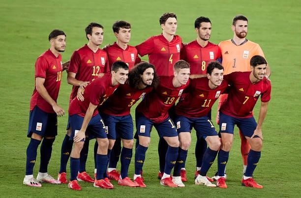 The Team Spain line up for a photo prior to kick off during the Men's Gold Medal Match between Team Brazil and Team Spain on day fifteen of the Tokyo...