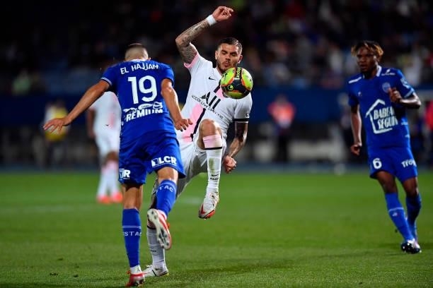 Mauro Icardi of Paris Saint-Germain fights for possession during the Ligue 1 football match between Troyes and Paris at Stade de l'Aube on August 07,...
