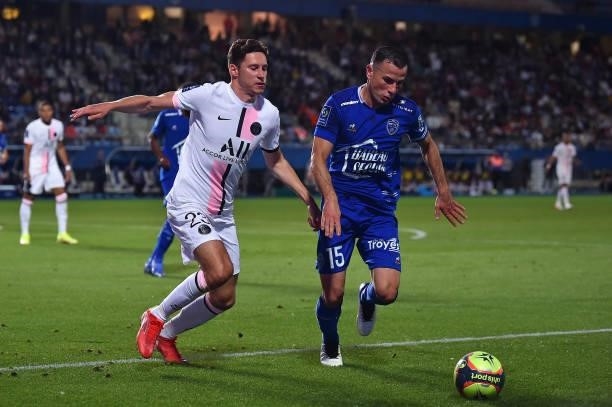 Julian Draxler of Paris Saint-Germain fights for possession during the Ligue 1 football match between Troyes and Paris at Stade de l'Aube on August...