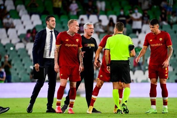 Roma players protest to the referee during the Unbeatables Cup at Estadio Benito Villamarin on August 07, 2021 in Seville, Spain.