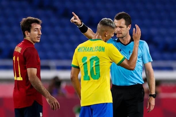 Referee Chris Beath talks to Richarlison of Brazil during the Men's Gold Medal Match between Brazil and Spain on day fifteen of the Tokyo 2020...