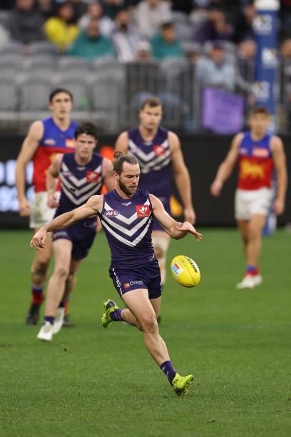 Travis Colyer of the Dockers in action during the round 21 AFL match between Fremantle Dockers and Brisbane Lions at Optus Stadium on August 08, 2021...