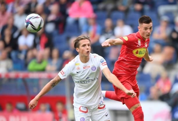 Benjamin Sesko of FC Red Bull Salzburg and Johannes Handl of FK Austria Wien compete for the ball during the Admiral Bundesliga match between FC Red...