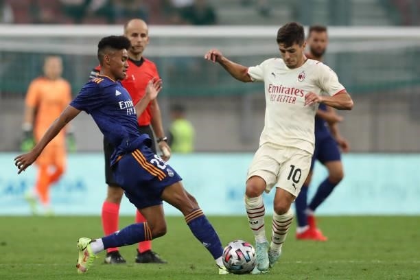 Marvin Park of Real Madrid challenges Brahim Diaz of AC Milan during the Pre-season friendly match between Real Madrid and AC Milan at Worthersee...