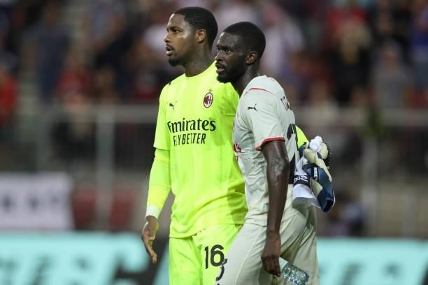 Mike Maignan of AC Milan embraces team mate Fikayo Tomori following the final whistle of the Pre-season friendly match between Real Madrid and AC...