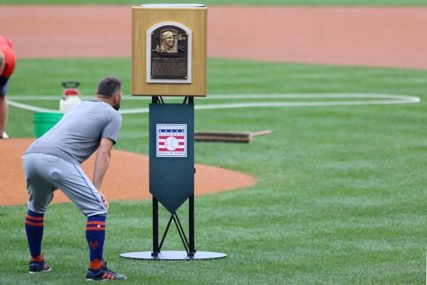 Kevin Pillar of the New York Mets looks at Roy Halladay"u2019s Hall of Fame plaque before Halladay