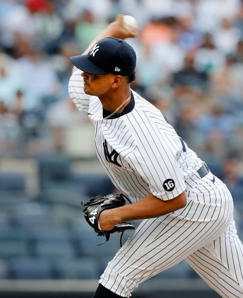 Albert Abreu of the New York Yankees in action against the Seattle Mariners at Yankee Stadium on August 08, 2021 in New York City. The Mariners...