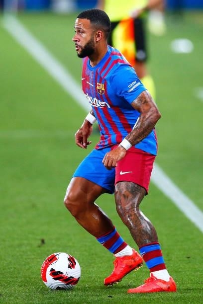 Memphis Depay FC Barcelona runs with the ball during the Joan Gamper Trophy match between FC Barcelona and Juventus at Estadi Johan Cruyff on August...