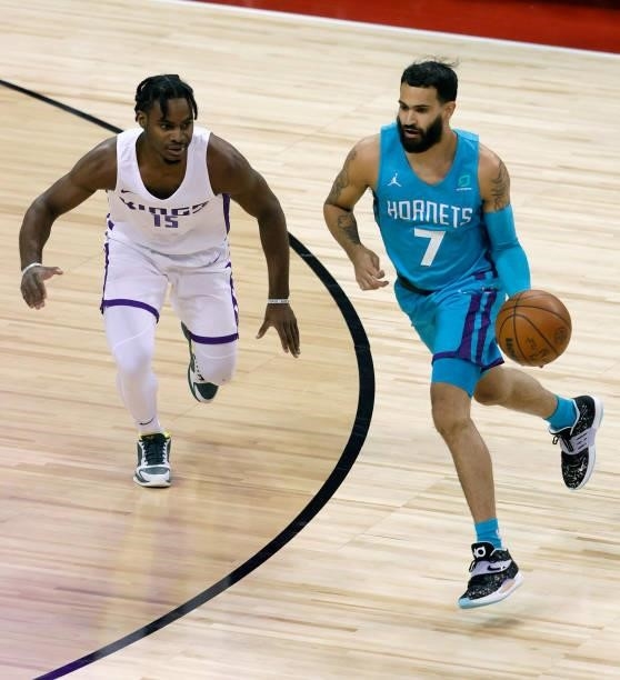 Grant Riller of the Charlotte Hornets drives against Davion Mitchell of the Sacramento Kings during the 2021 NBA Summer League at the Thomas & Mack...