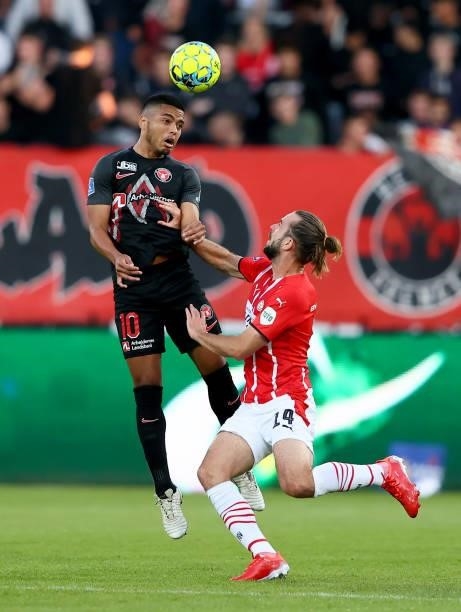Evander of FC Midtjylland challenges Davy Pröpper of PSV Eindhoven during the UEFA Champions League third qualifying round second leg between FC...