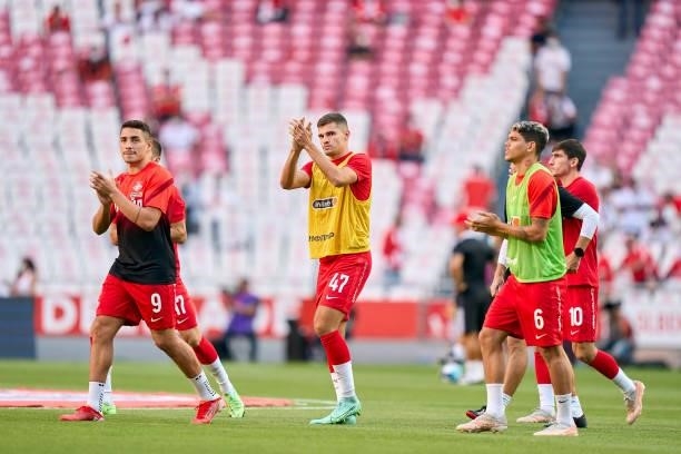 Players of FC Spartak Moskva warm up prior to the UEFA Champions League Third Qualifying Round Leg Two match between SL Benfica and Spartak Moskva at...