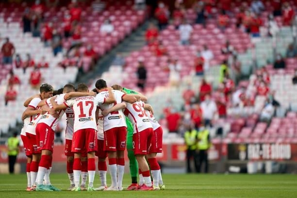 Spartak Moskva players huddle prior to the UEFA Champions League Third Qualifying Round Leg Two match between SL Benfica and Spartak Moskva at...