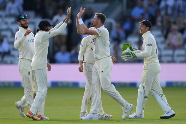 Ollie Robinson of England celebrates with team mates Dominic Sibley, Haseeb Hameed and Jos Buttler after dismissing Virat Kohli of India during the...