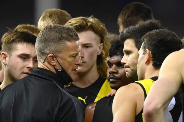 Tigers head coach Damien Hardwick talks to his players during the round 22 AFL match between Greater Western Sydney Giants and Richmond Tigers at...