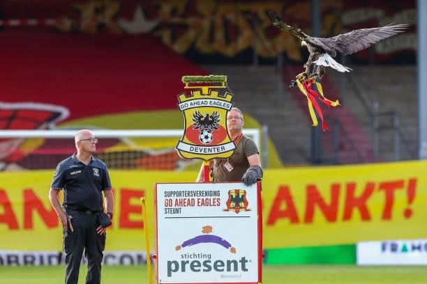 Harley, the eagle mascot of Go Ahead Eagles, flyes during the Dutch Eredivisie match between Go Ahead Eagles and SC Heerenveen at De Adelaarshorst on...