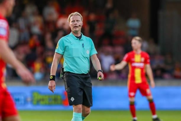 Referee Kevin Blom looks on during the Dutch Eredivisie match between Go Ahead Eagles and SC Heerenveen at De Adelaarshorst on August 14, 2021 in...