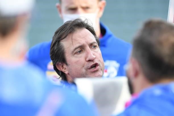 Luke Beveridge, Senior Coach of the Bulldogs addresses the players during the round 22 AFL match between Hawthorn Hawks and Western Bulldogs at...