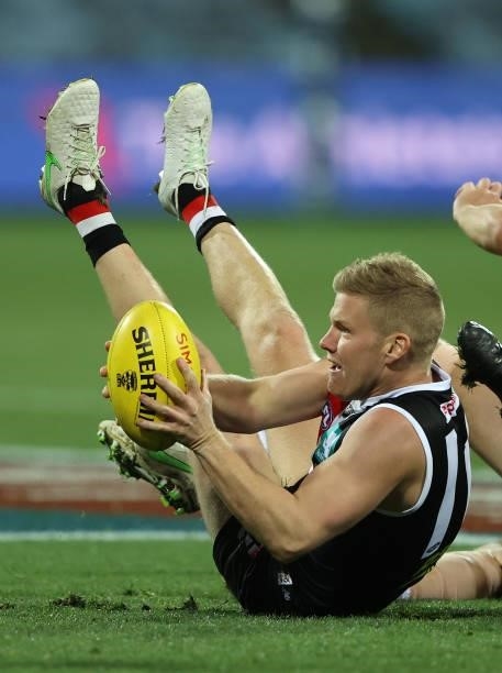 Dan Hannebery of the Saints looks to dispose of the ball during the round 22 AFL match between Geelong Cats and St Kilda Saints at GMHBA Stadium on...