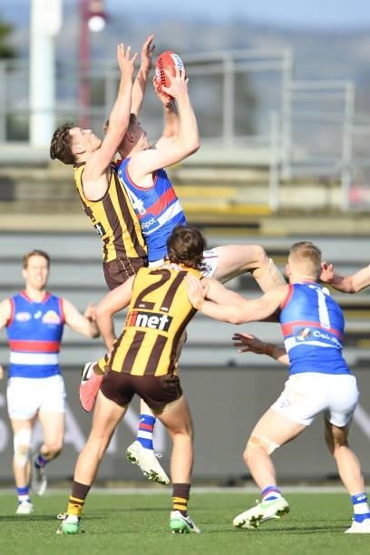Jacob Koschitzke of the Hawks and Tim English of the Bulldogs contest the ball during the round 22 AFL match between Hawthorn Hawks and Western...