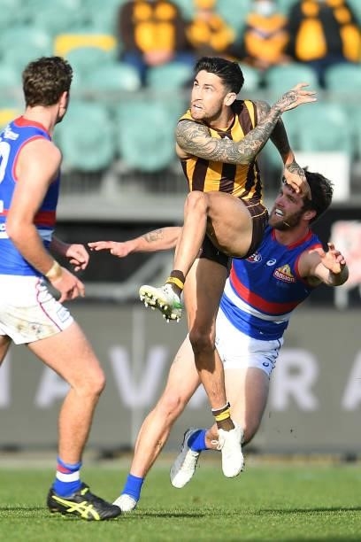 Chad Wingard of the Hawks kicks a goal during the round 22 AFL match between Hawthorn Hawks and Western Bulldogs at University of Tasmania Stadium on...