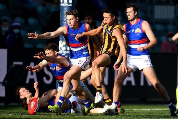 Connor Downie of the Hawks and Bailey Dale of the Bulldogs compete for the ball during the round 22 AFL match between Hawthorn Hawks and Western...