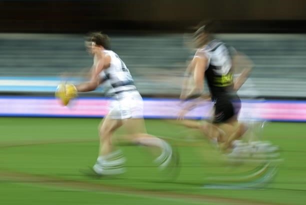 Jed Bews of the Cats runs with the ball during the round 22 AFL match between Geelong Cats and St Kilda Saints at GMHBA Stadium on August 14, 2021 in...