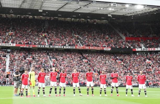 The Manchester United team take part in a minute's silence to remember those lost in the pandemic ahead of the Premier League match between...