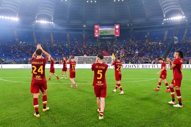 Roma players great the fans after the pre-season friendly match between AS Roma and Raja Casablanca at Centro Sportivo Giulio Onesti on August 14,...
