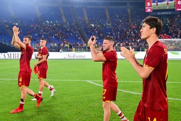 Roma players great the fans after the pre-season friendly match between AS Roma and Raja Casablanca at Centro Sportivo Giulio Onesti on August 14,...