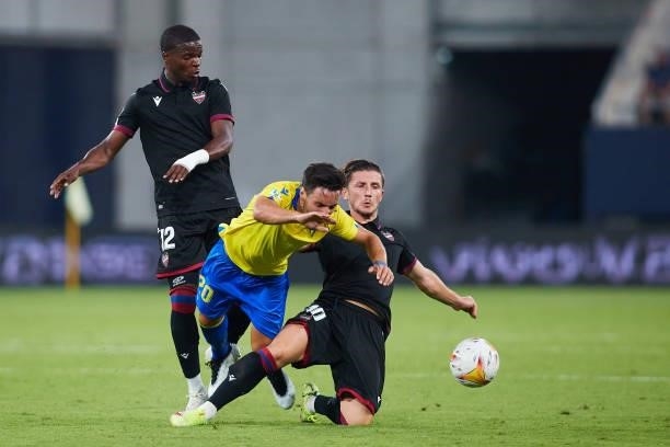 Iza Carcelen of Cadiz CF competes for the ball with Enis Bardhi and Mickaël Malsa of Levante UD during the La Liga Santader match between Cadiz CF...