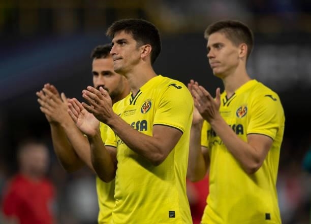 Gerard Moreno, Juan Foyth and applaud the fans after the UEFA Super Cup between Chelsea and Villarreal CF at Windsor Park on August 11, 2021 in...