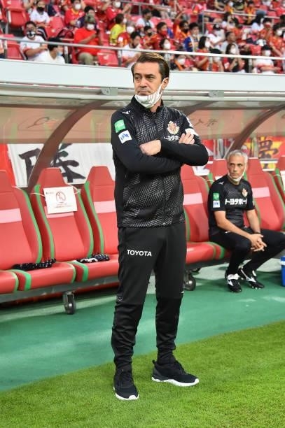 Head coach Massimo Ficcadenti of Nagoya Grampus looks on prior to the J.League Meiji Yasuda J1 match between Nagoya Grampus and Shonan Bellmare at...