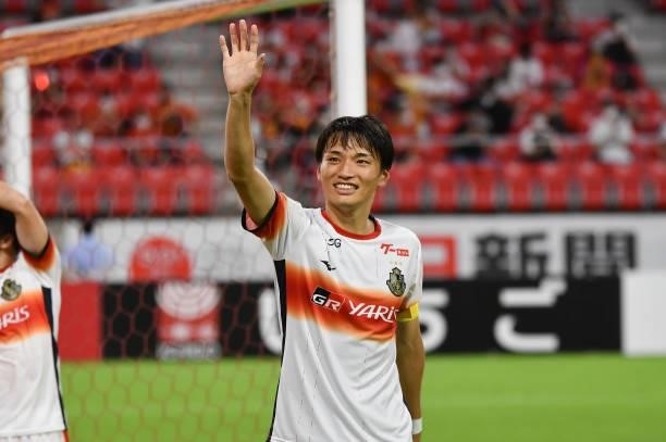 Shinnosuke NAKATANI of Nagoya Grampus applauds fans after the J.League Meiji Yasuda J1 match between Nagoya Grampus and Shonan Bellmare at the Toyota...