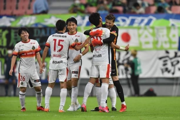 Nagoya Grampus players celebrate their victory after the J.League Meiji Yasuda J1 match between Nagoya Grampus and Shonan Bellmare at the Toyota...
