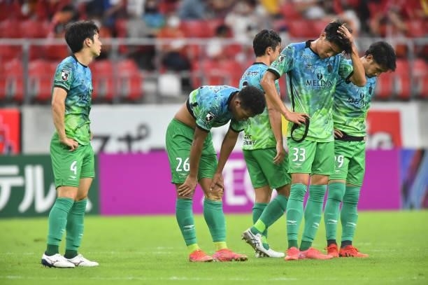 Shonan Bellmare players show their dejection after the J.League Meiji Yasuda J1 match between Nagoya Grampus and Shonan Bellmare at the Toyota...