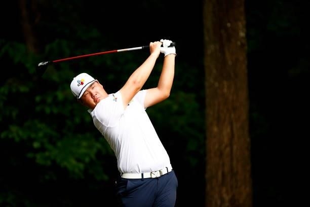 Sungjae Im of Korea plays his shot from the second tee during the final round of the Wyndham Championship at Sedgefield Country Club on August 15,...