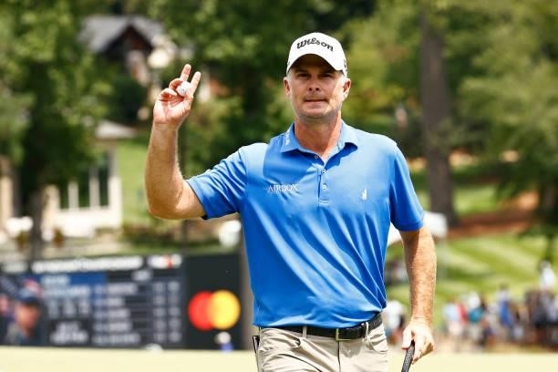 Kevin Streelman of the United States waves on the 18th green during the final round of the Wyndham Championship at Sedgefield Country Club on August...