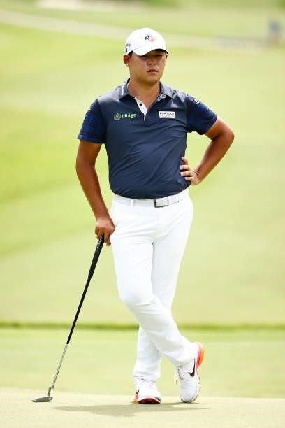 Si Woo Kim of South Korea waves on the 17th green during the final round of the Wyndham Championship at Sedgefield Country Club on August 15, 2021 in...