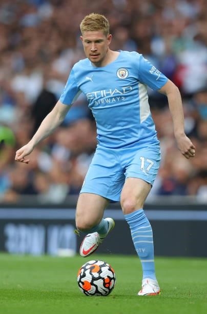 Kevin De Bruyne of Manchester City runs with the ball during the Premier League match between Tottenham Hotspur and Manchester City at Tottenham...