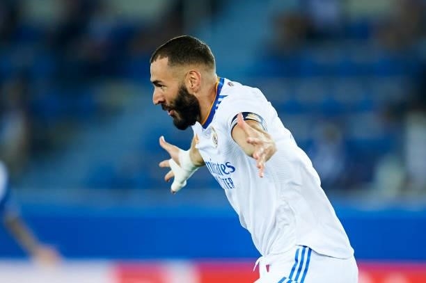 Karim Benzema of Real Madrid celebrates with teammates after scoring their team's first goal during the LaLiga Santader match between Deportivo...