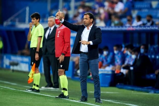 Head coach Javi Calleja of Deportivo Alaves reacts during the LaLiga Santader match between Deportivo Alaves and Real Madrid CF at Estadio de...