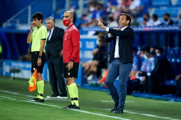 Head coach Javi Calleja of Deportivo Alaves reacts during the LaLiga Santader match between Deportivo Alaves and Real Madrid CF at Estadio de...