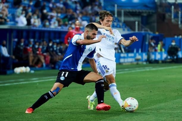 Luka Modric of Real Madrid duels for the ball with Luis Rioja of Deportivo Alaves during the LaLiga Santader match between Deportivo Alaves and Real...
