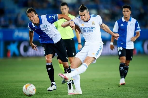Gareth Bale of Real Madrid duels for the ball with Tomas Pina of Deportivo Alaves during the LaLiga Santader match between Deportivo Alaves and Real...